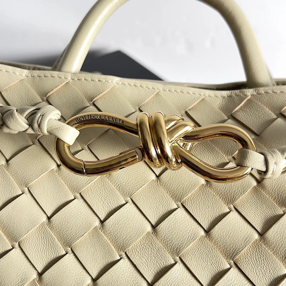 The 2023 new Andiamo batch of 1860 BV has been shipped‼ ️Really popular🔥The new Andiamo woven handbag launched by Bottega Veneta this season is really popular all over the world! ! Celebrities at home and abroad have worn it, and Oscar-winning actress Michelle Yeoh has taken it out on the street. Song Jia, Trai Yara, Yu Feihong, Sanji Ayaka, Rosie Hunting-Whiteley, Yoshioka Riho, etc. have all picked up this bag. It is classic and versatile, showing off its temperament, and the bag capacity is also large, which is very convenient for daily commuting! ! A variety of carrying methods, the shoulder straps can be adjusted by yourself, the original lambskin feels soft and delicate, and the neutral style is made to break gender boundaries and bring a more practical and longer-lasting use experience. Andiamo, which has both elegant and casual styles, perfectly interprets the true appearance of "fashionable old money style". Style number: 743568 Size: 25*22*10.5cm